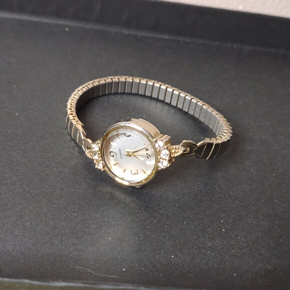 Pretty 6 Inch Gold Tone Stretch Watch With Clear Stones - Picture 4 of 13
